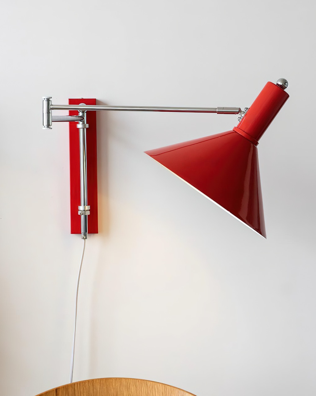 Céline Peak Steckdosenlampe mit verstellbarem Drehgelenk