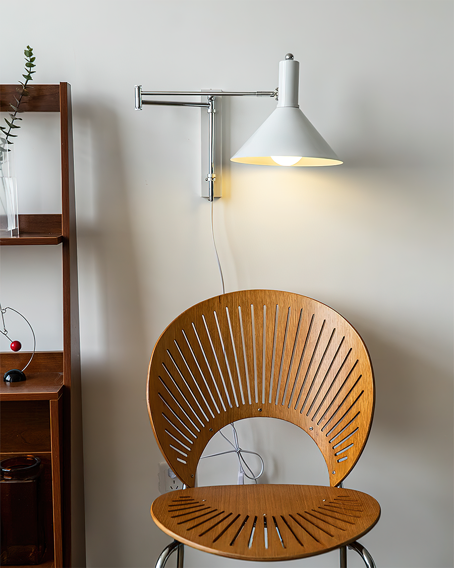 Céline Peak Steckdosenlampe mit verstellbarem Drehgelenk