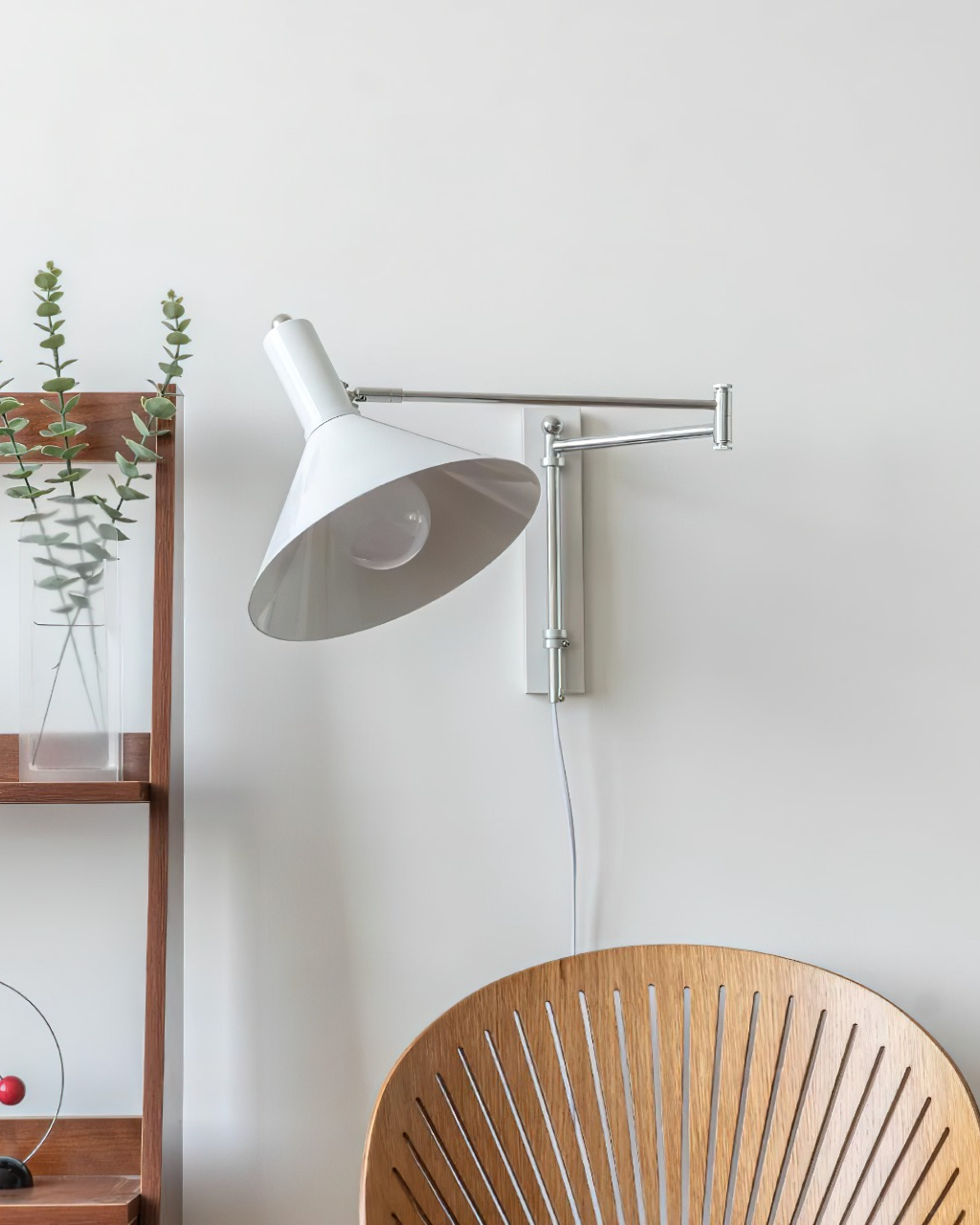 Céline Peak Steckdosenlampe mit verstellbarem Drehgelenk