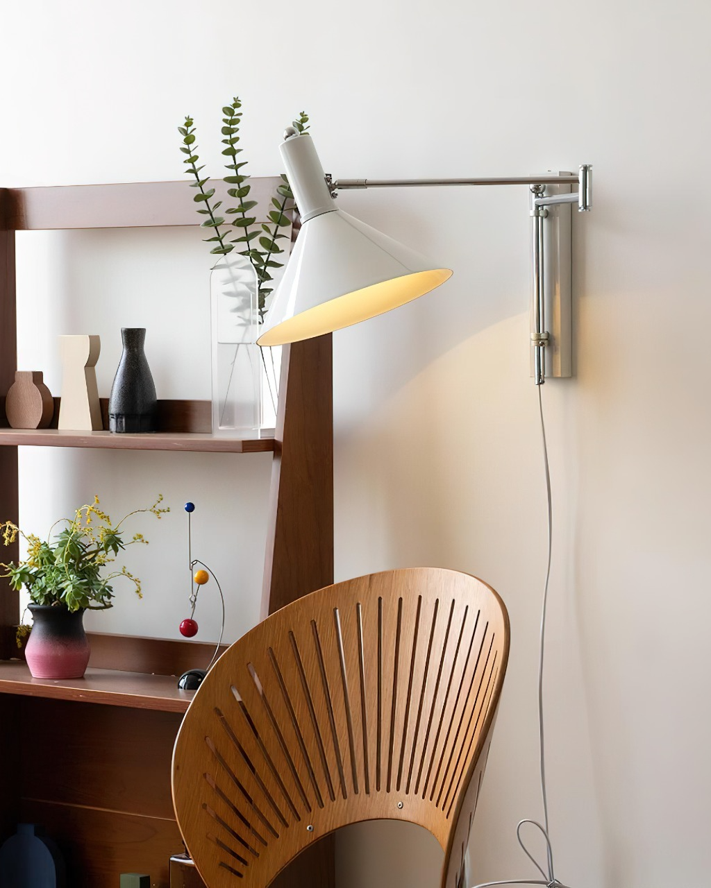 Céline Peak Steckdosenlampe mit verstellbarem Drehgelenk