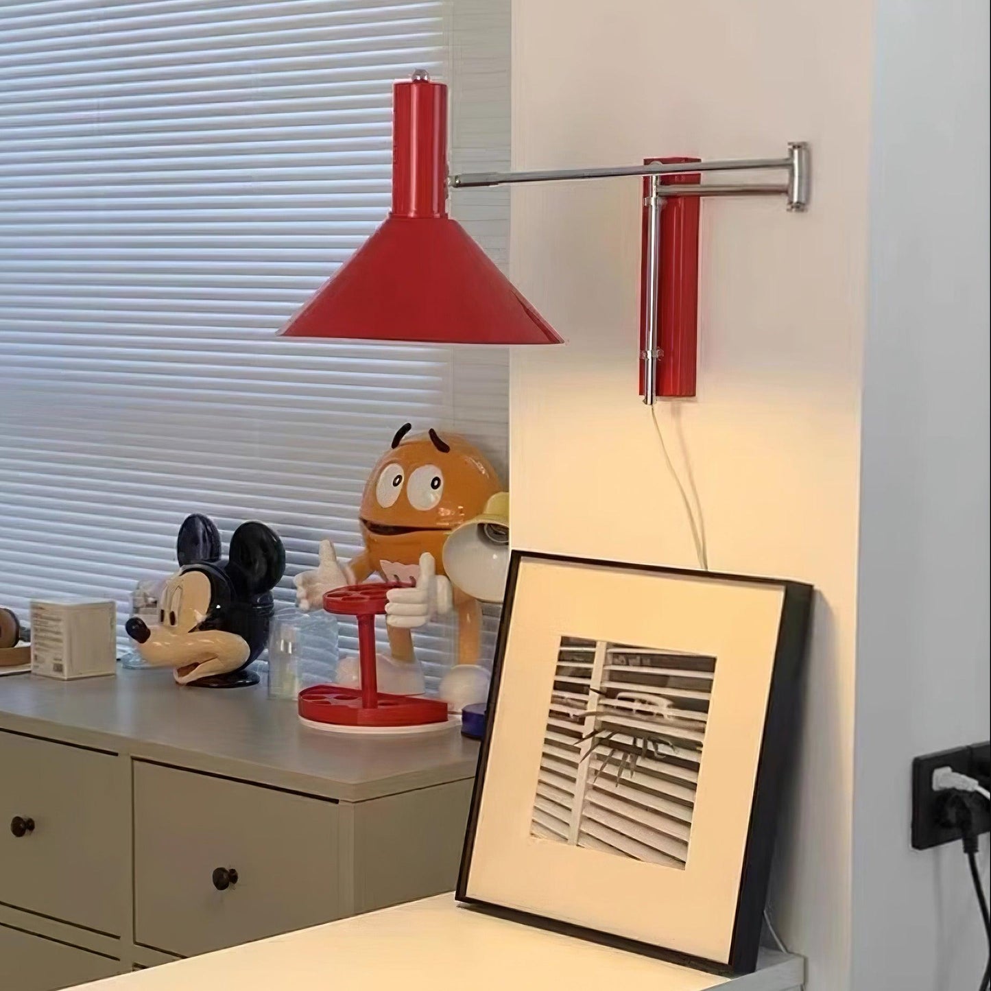 Céline Peak Steckdosenlampe mit verstellbarem Drehgelenk
