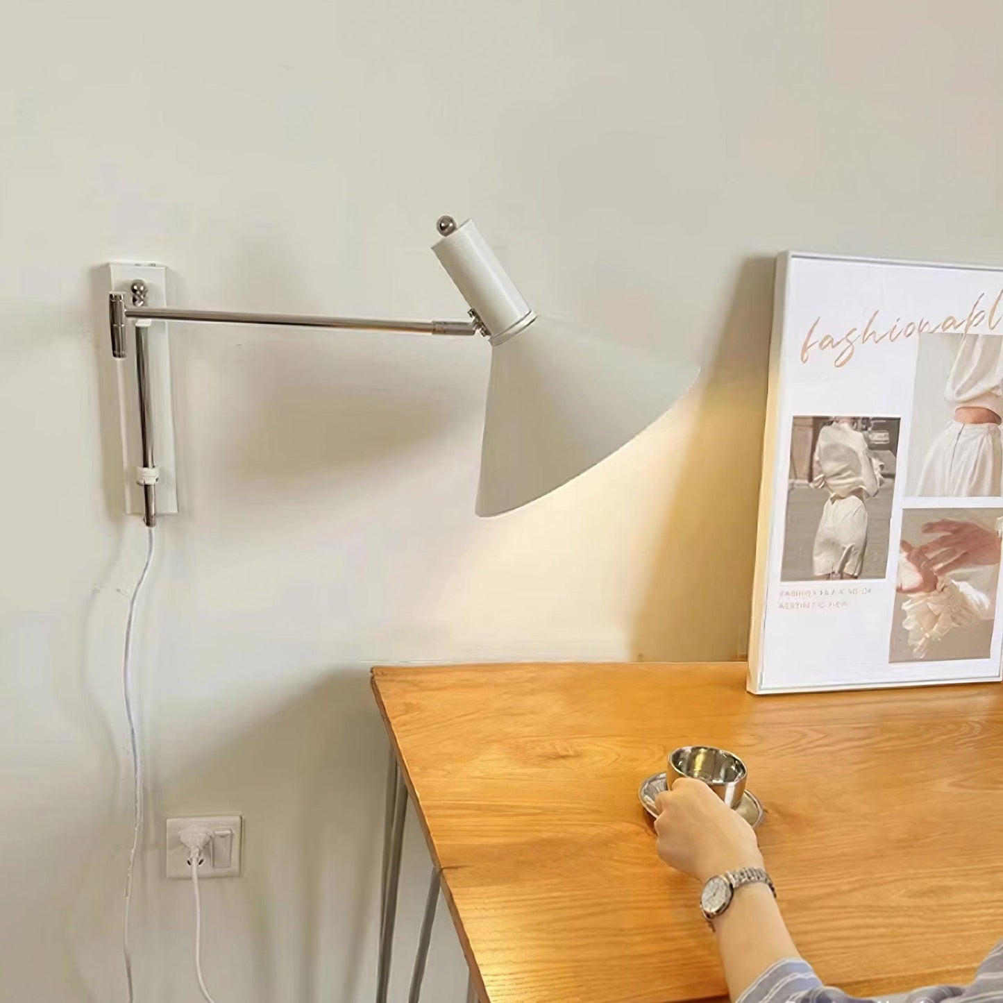 Céline Peak Steckdosenlampe mit verstellbarem Drehgelenk