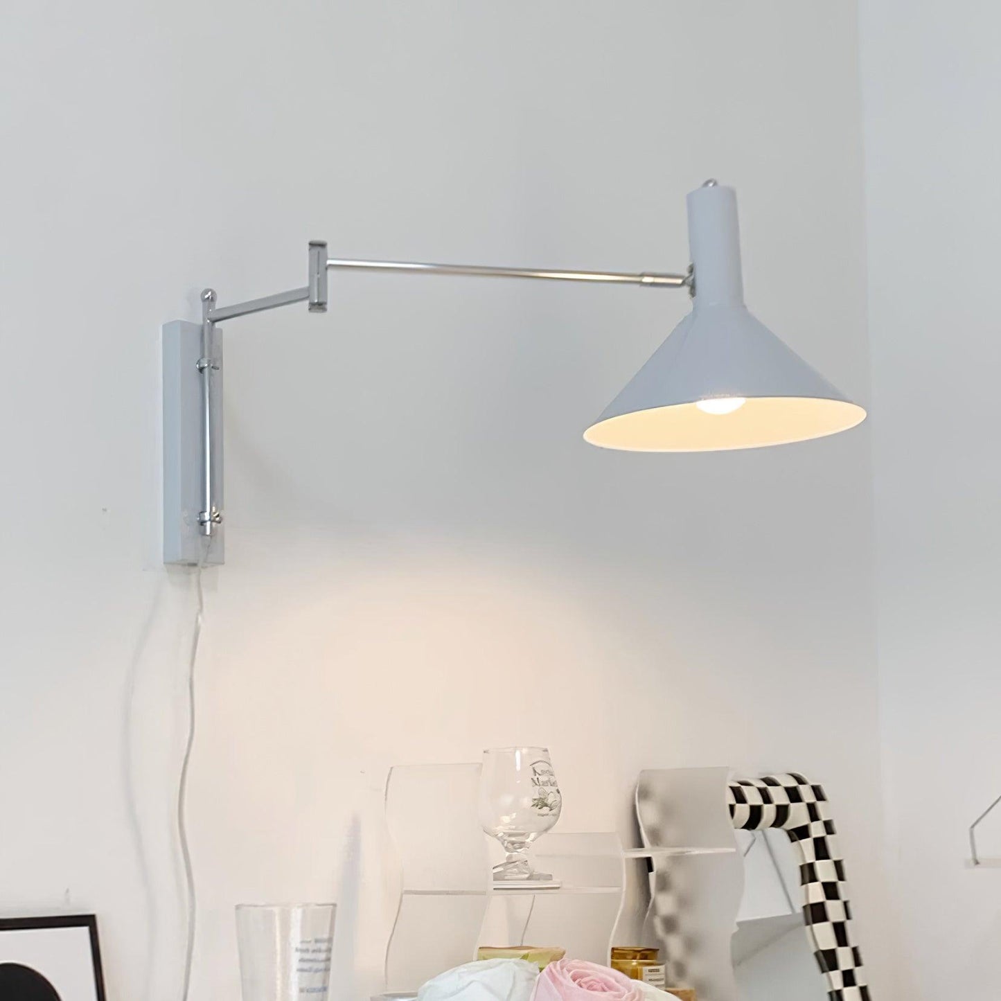 Céline Peak Steckdosenlampe mit verstellbarem Drehgelenk
