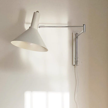 Céline Peak Steckdosenlampe mit verstellbarem Drehgelenk