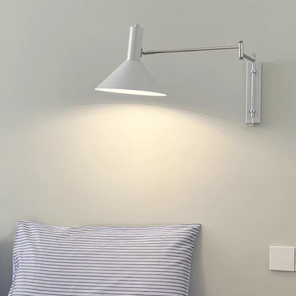 Céline Peak Steckdosenlampe mit verstellbarem Drehgelenk