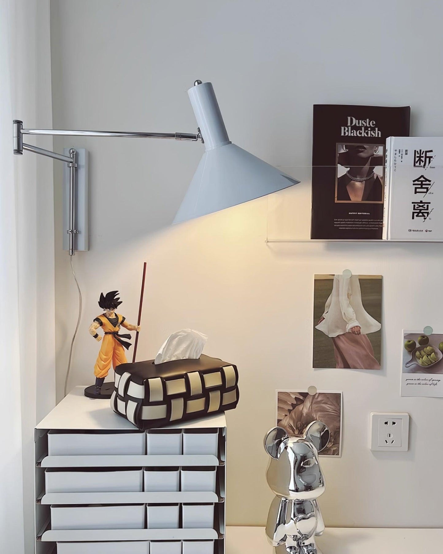 Céline Peak Steckdosenlampe mit verstellbarem Drehgelenk