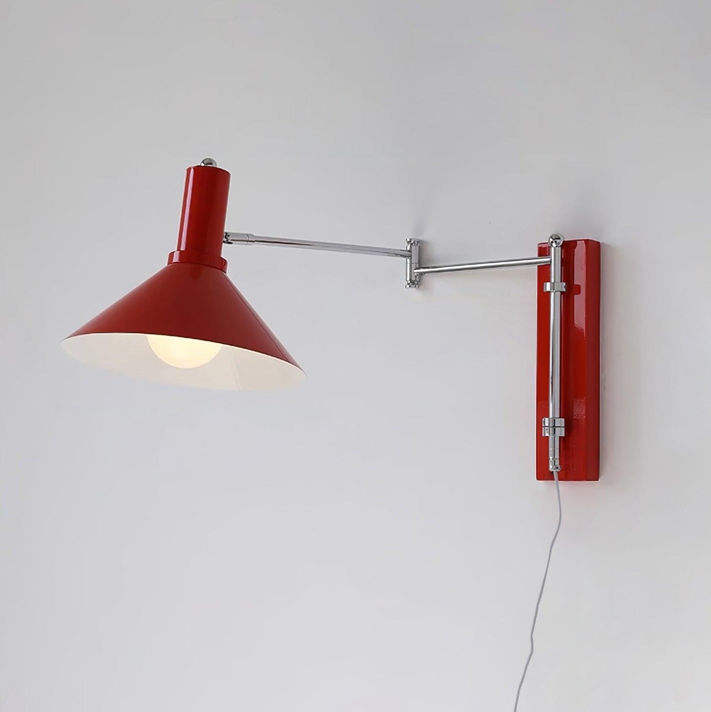 Céline Peak Steckdosenlampe mit verstellbarem Drehgelenk