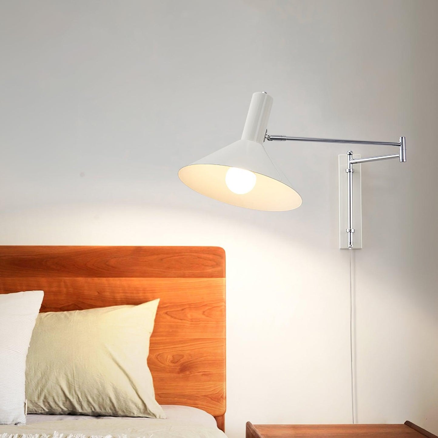 Céline Peak Steckdosenlampe mit verstellbarem Drehgelenk