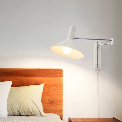 Céline Peak Steckdosenlampe mit verstellbarem Drehgelenk