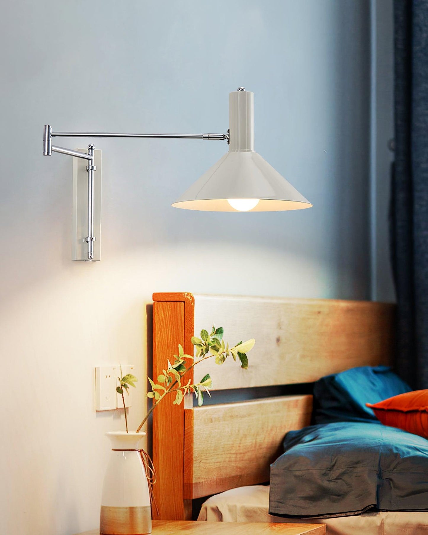 Céline Peak Steckdosenlampe mit verstellbarem Drehgelenk