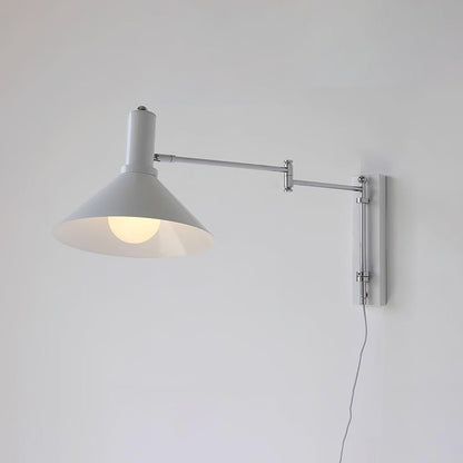 Céline Peak Steckdosenlampe mit verstellbarem Drehgelenk