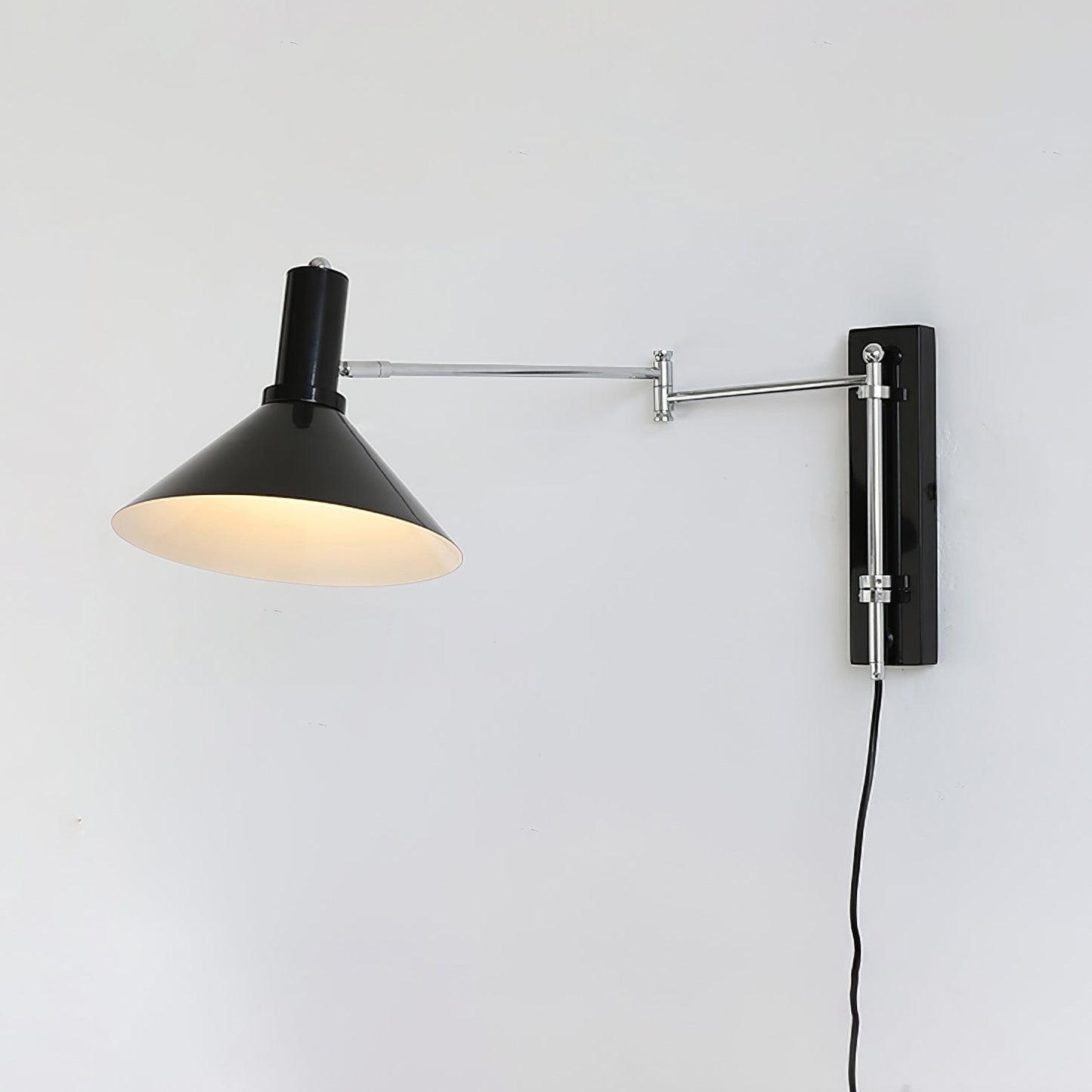 Céline Peak Steckdosenlampe mit verstellbarem Drehgelenk