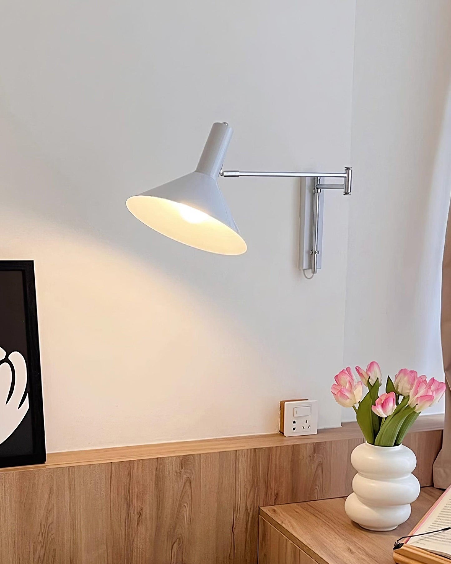 Céline Peak Steckdosenlampe mit verstellbarem Drehgelenk