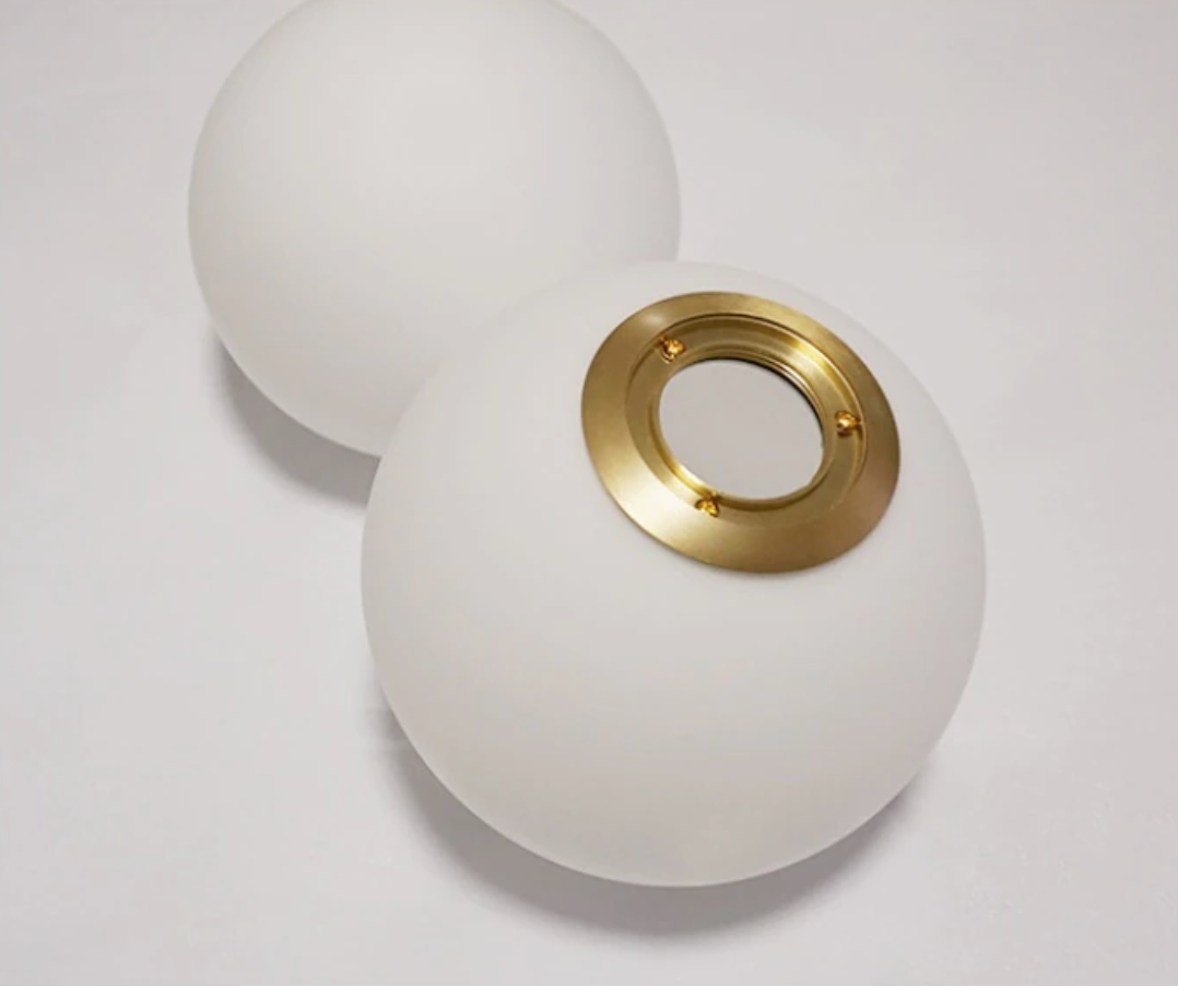 Élise Poiret Wandleuchte aus Messing und Glas mit Kugelform