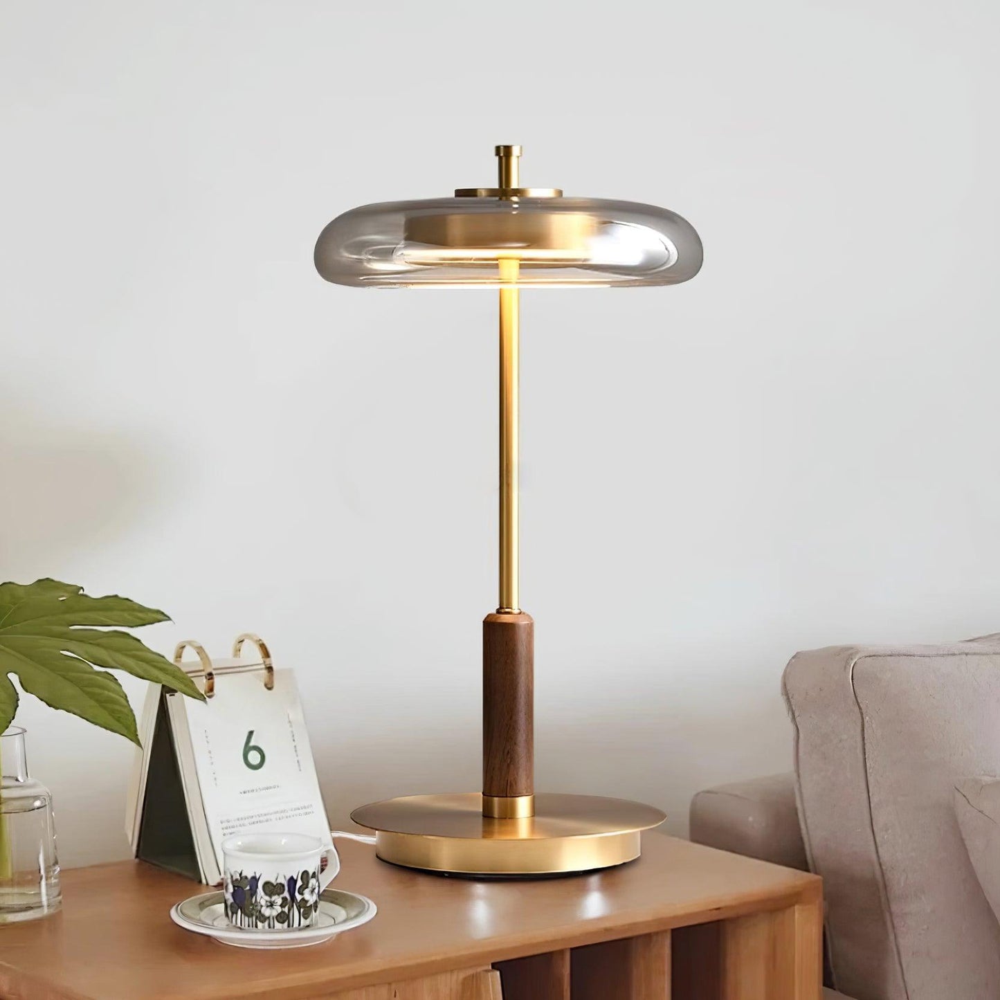 Auriane Glas-LED-Tischleuchte mit Messingsockel-Design
