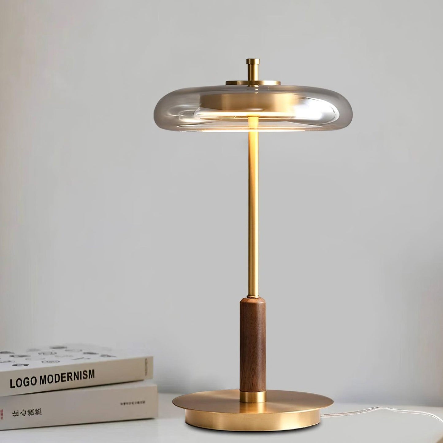Auriane Glas-LED-Tischleuchte mit Messingsockel-Design