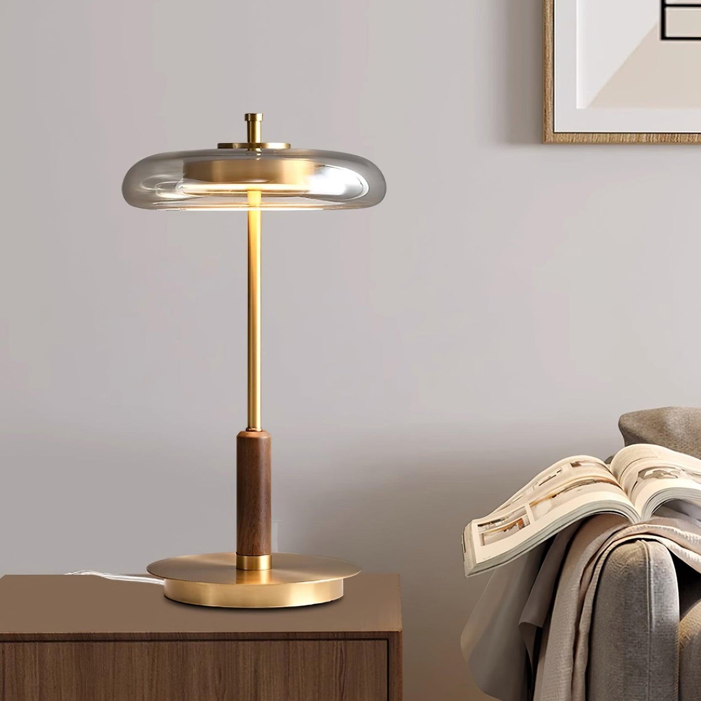 Auriane Glas-LED-Tischleuchte mit Messingsockel-Design