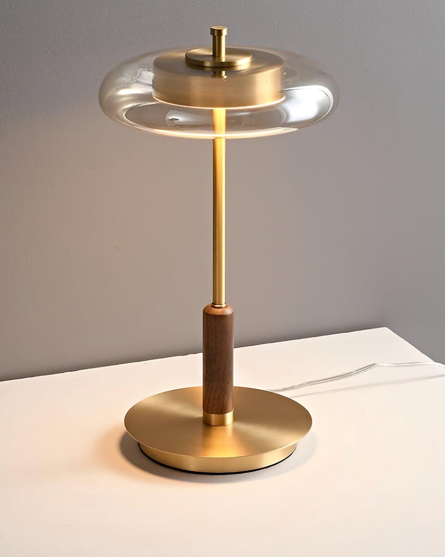 Auriane Glas-LED-Tischleuchte mit Messingsockel-Design