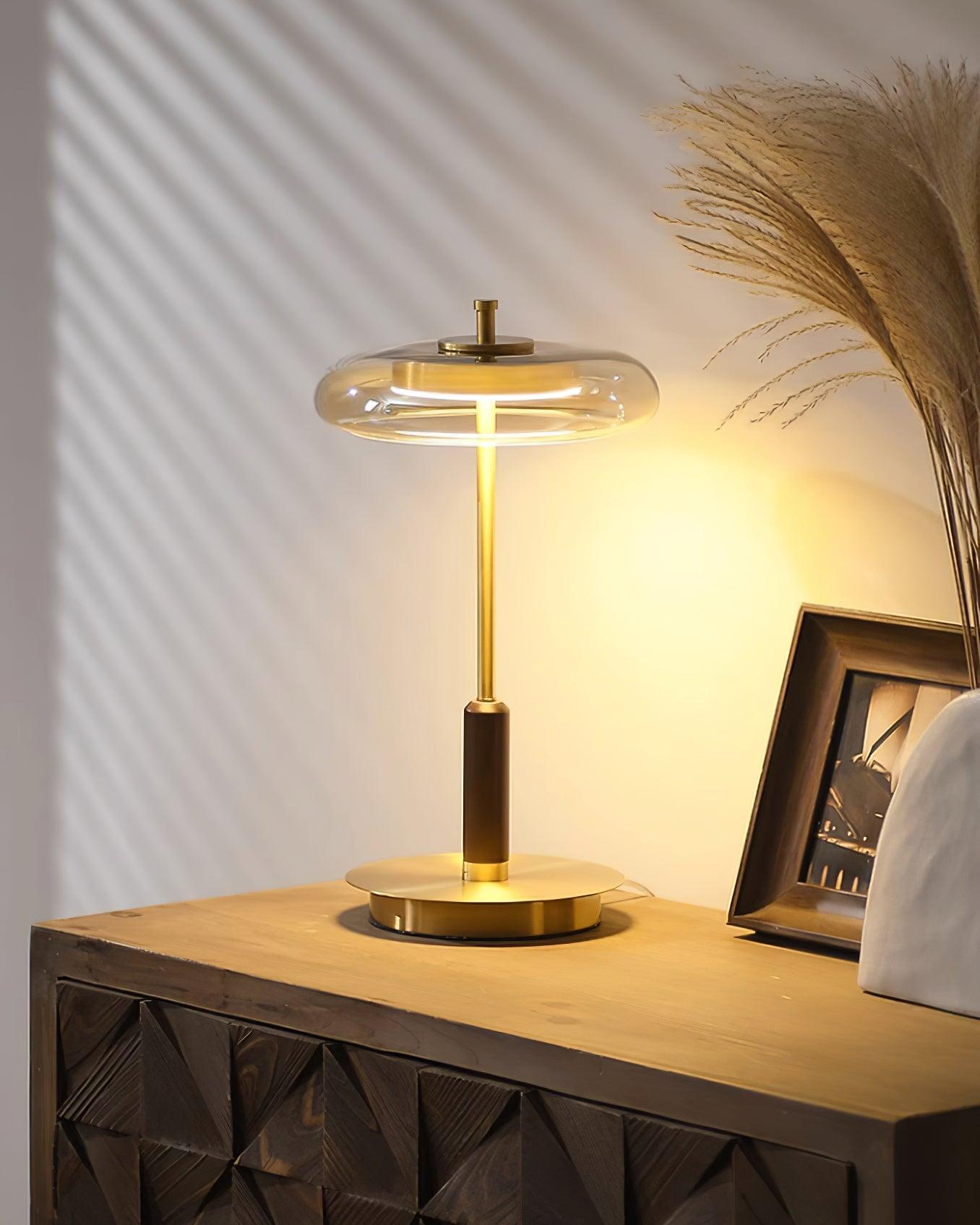Auriane Glas-LED-Tischleuchte mit Messingsockel-Design