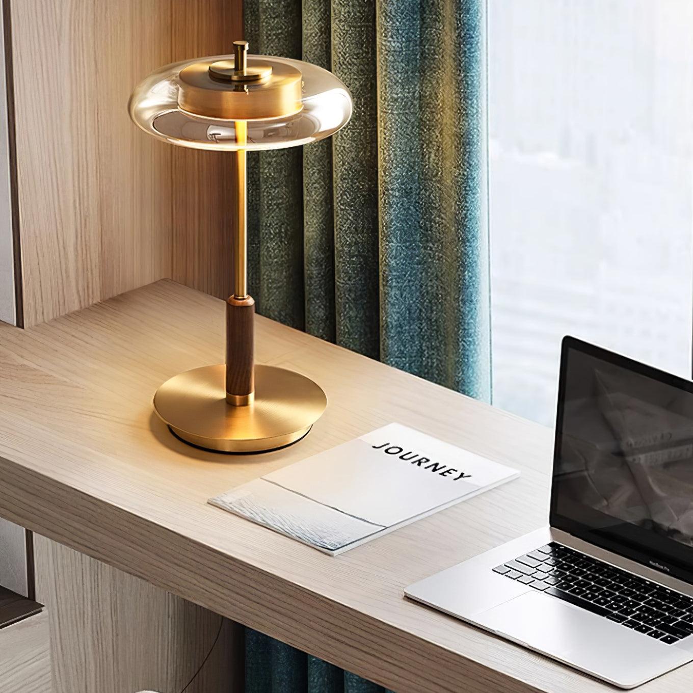 Auriane Glas-LED-Tischleuchte mit Messingsockel-Design
