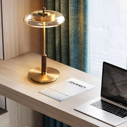 Auriane Glas-LED-Tischleuchte mit Messingsockel-Design
