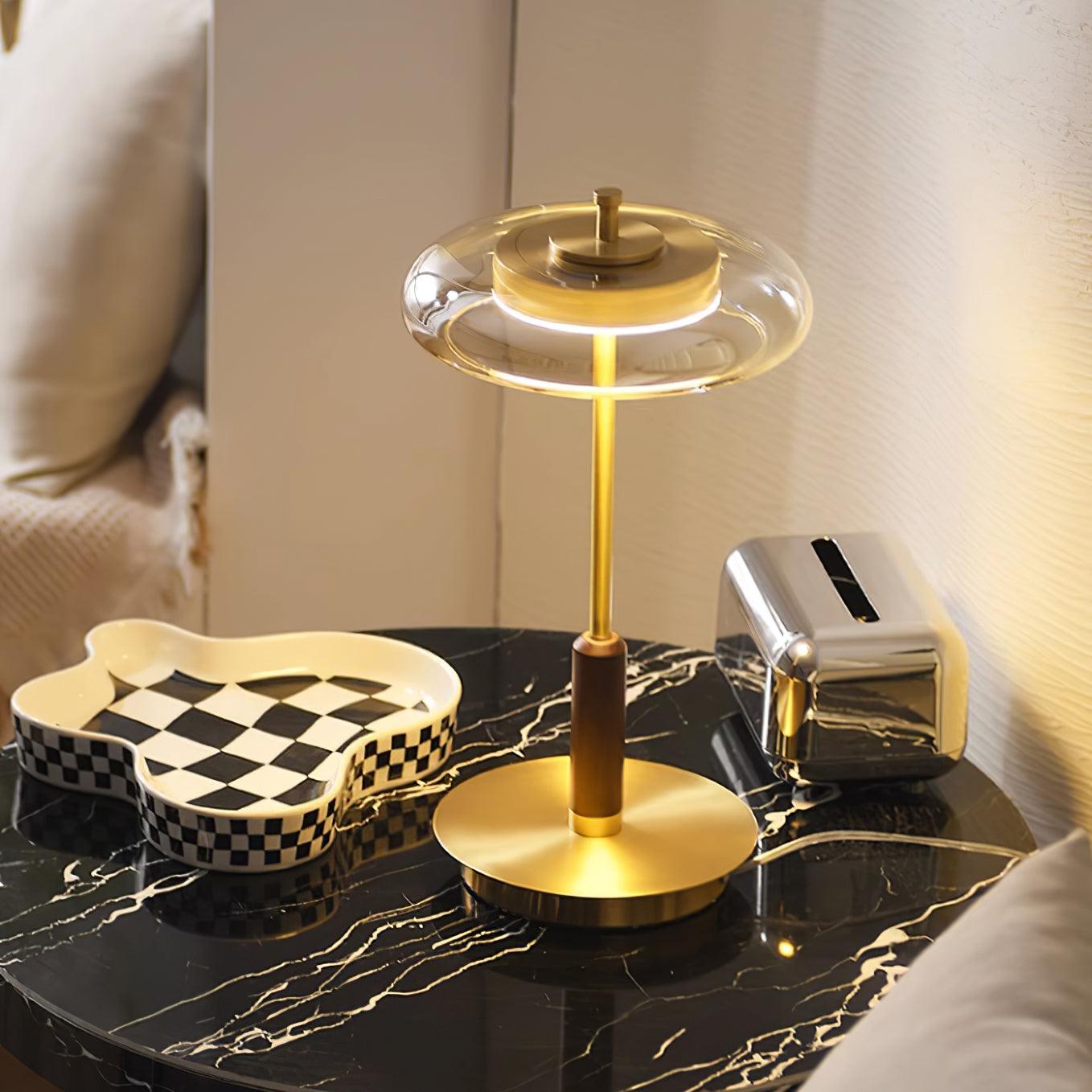Auriane Glas-LED-Tischleuchte mit Messingsockel-Design