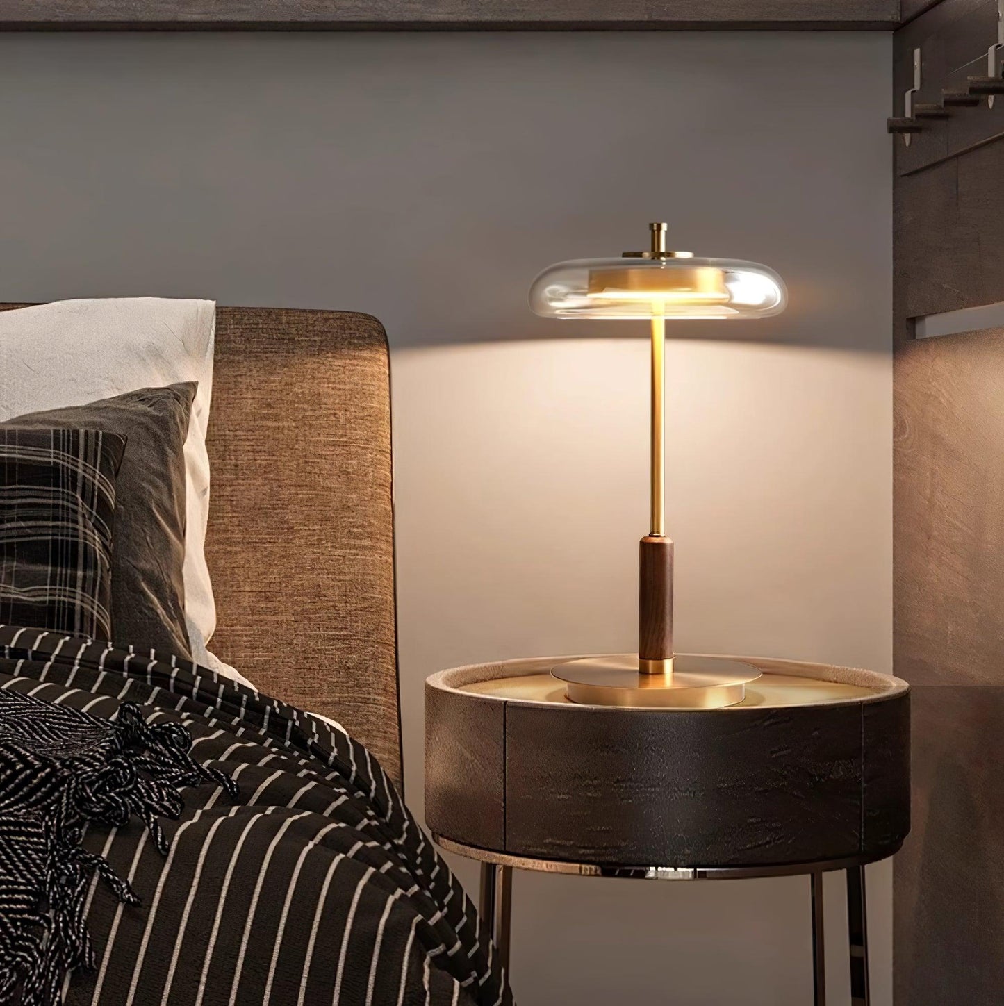 Auriane Glas-LED-Tischleuchte mit Messingsockel-Design