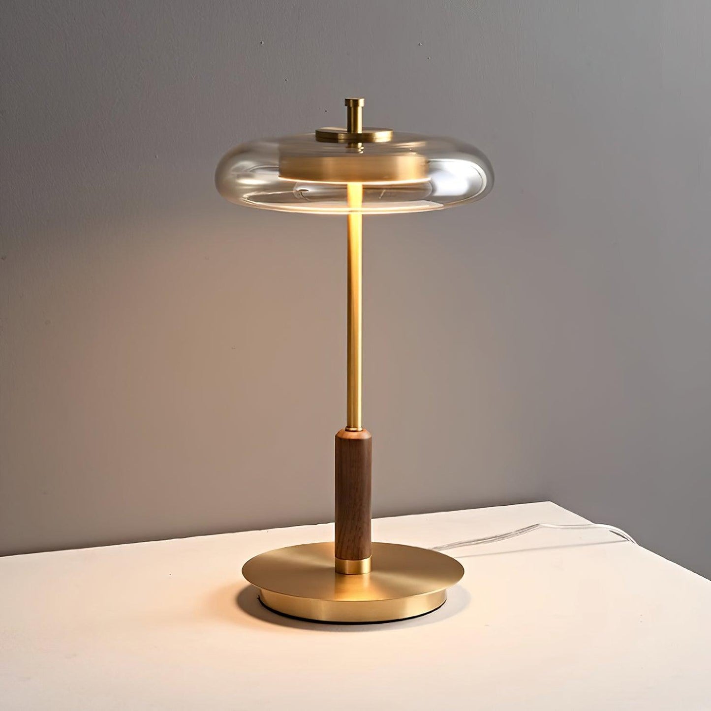 Auriane Glas-LED-Tischleuchte mit Messingsockel-Design