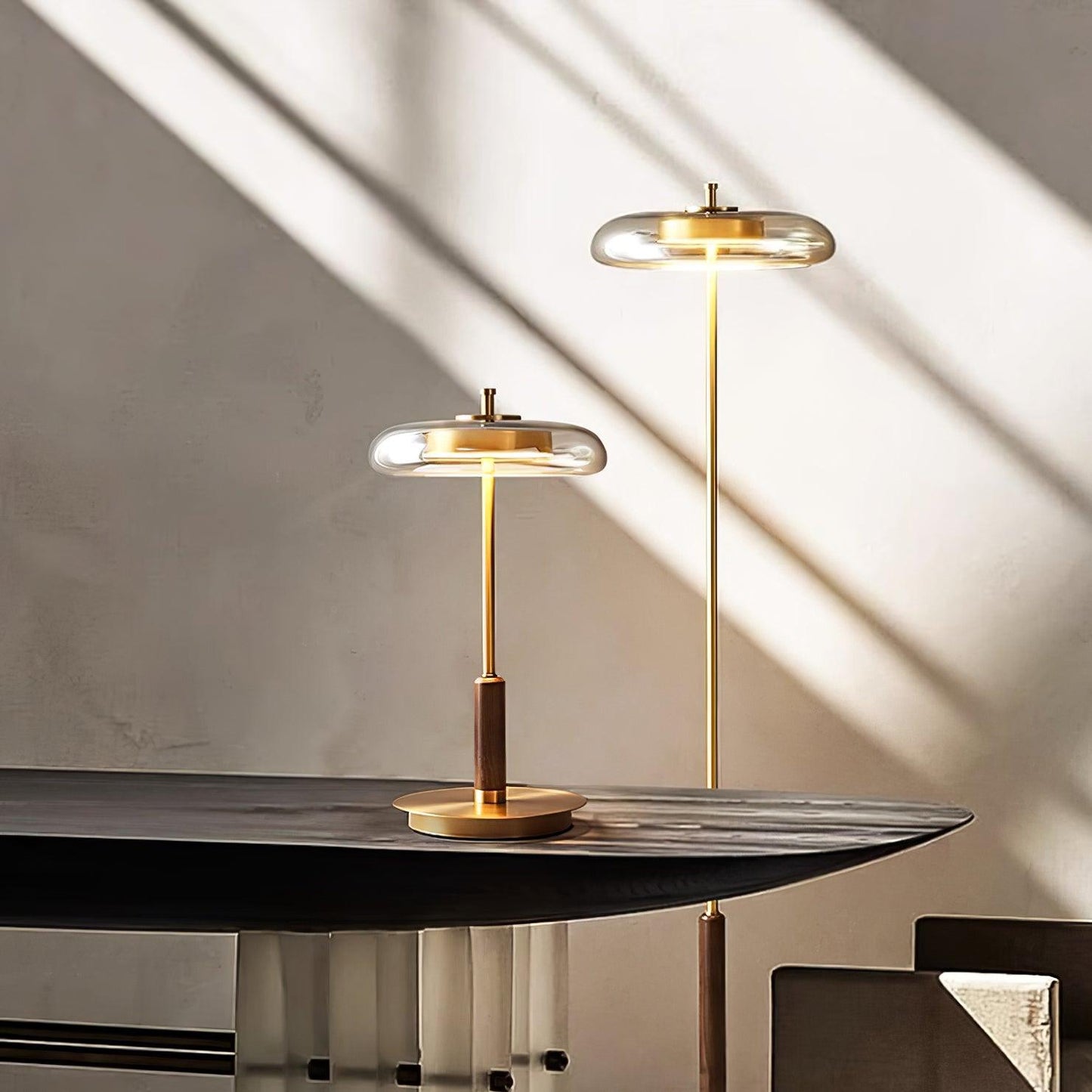 Auriane Glas-LED-Tischleuchte mit Messingsockel-Design