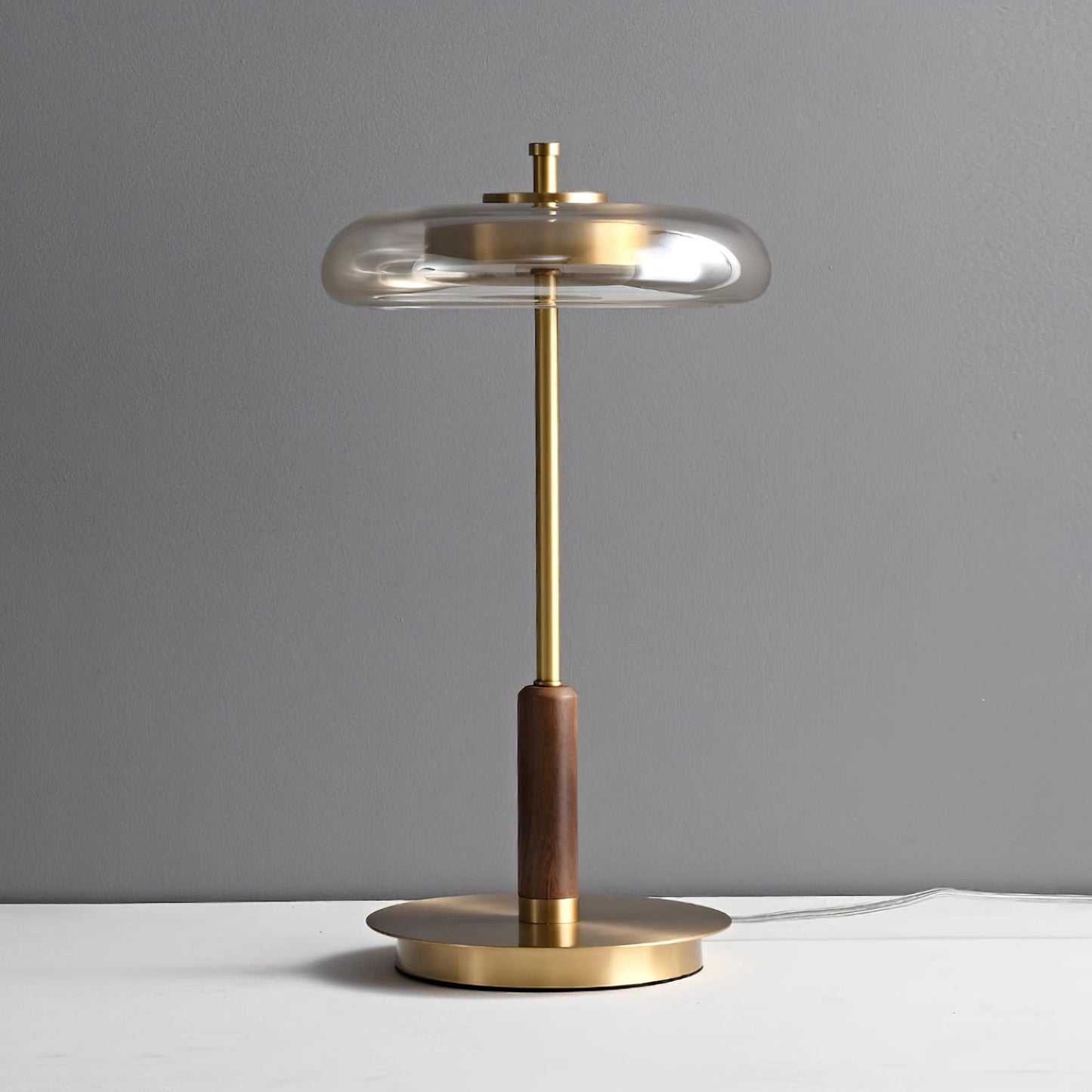 Auriane Glas-LED-Tischleuchte mit Messingsockel-Design