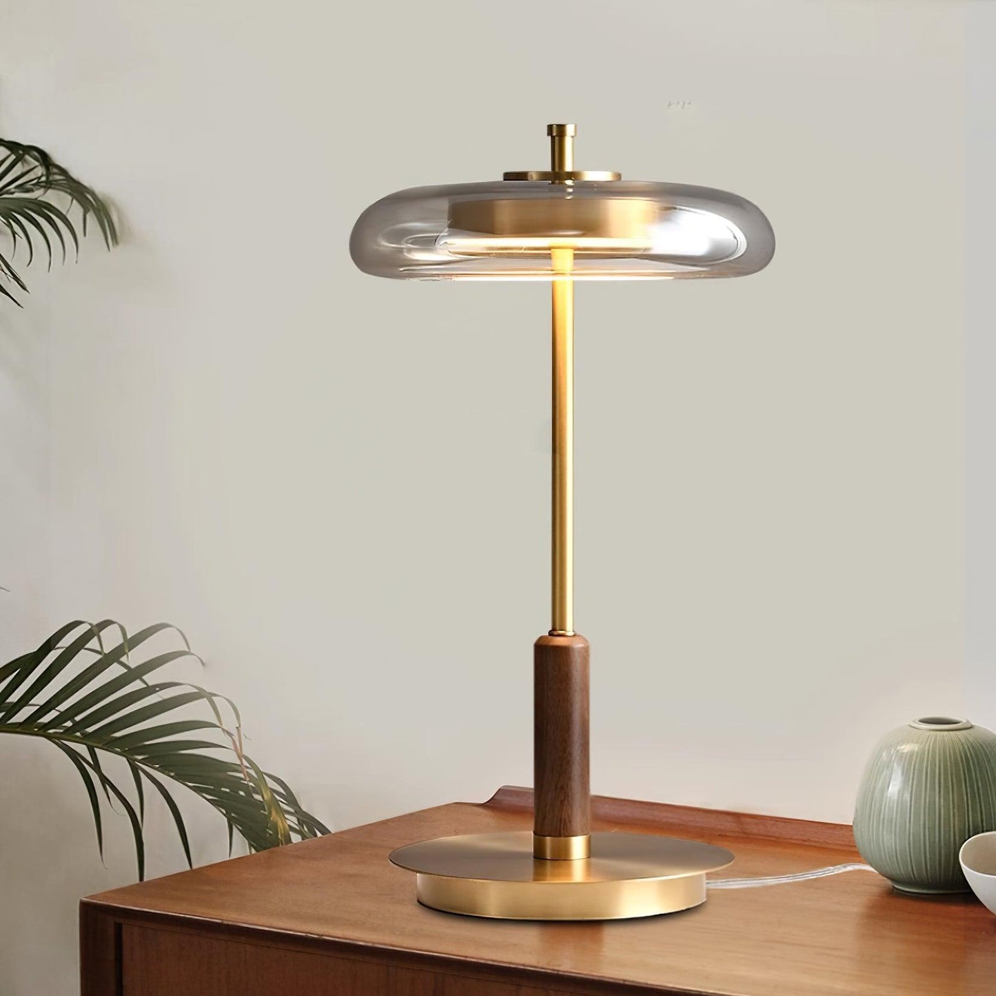 Auriane Glas-LED-Tischleuchte mit Messingsockel-Design