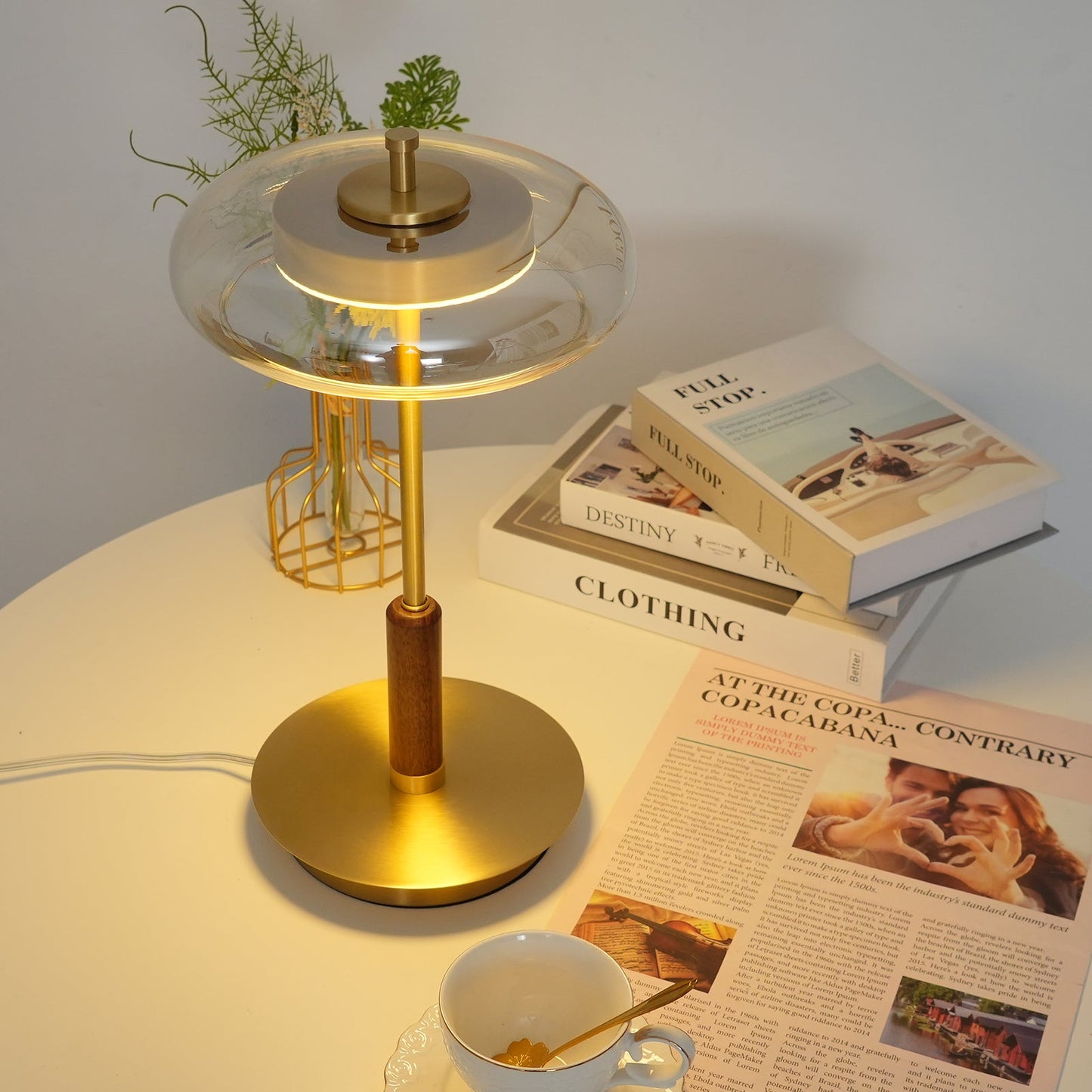 Auriane Glas-LED-Tischleuchte mit Messingsockel-Design