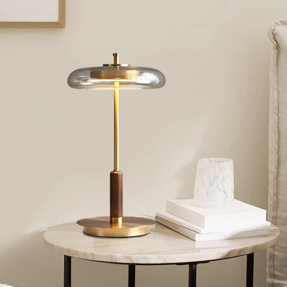 Auriane Glas-LED-Tischleuchte mit Messingsockel-Design