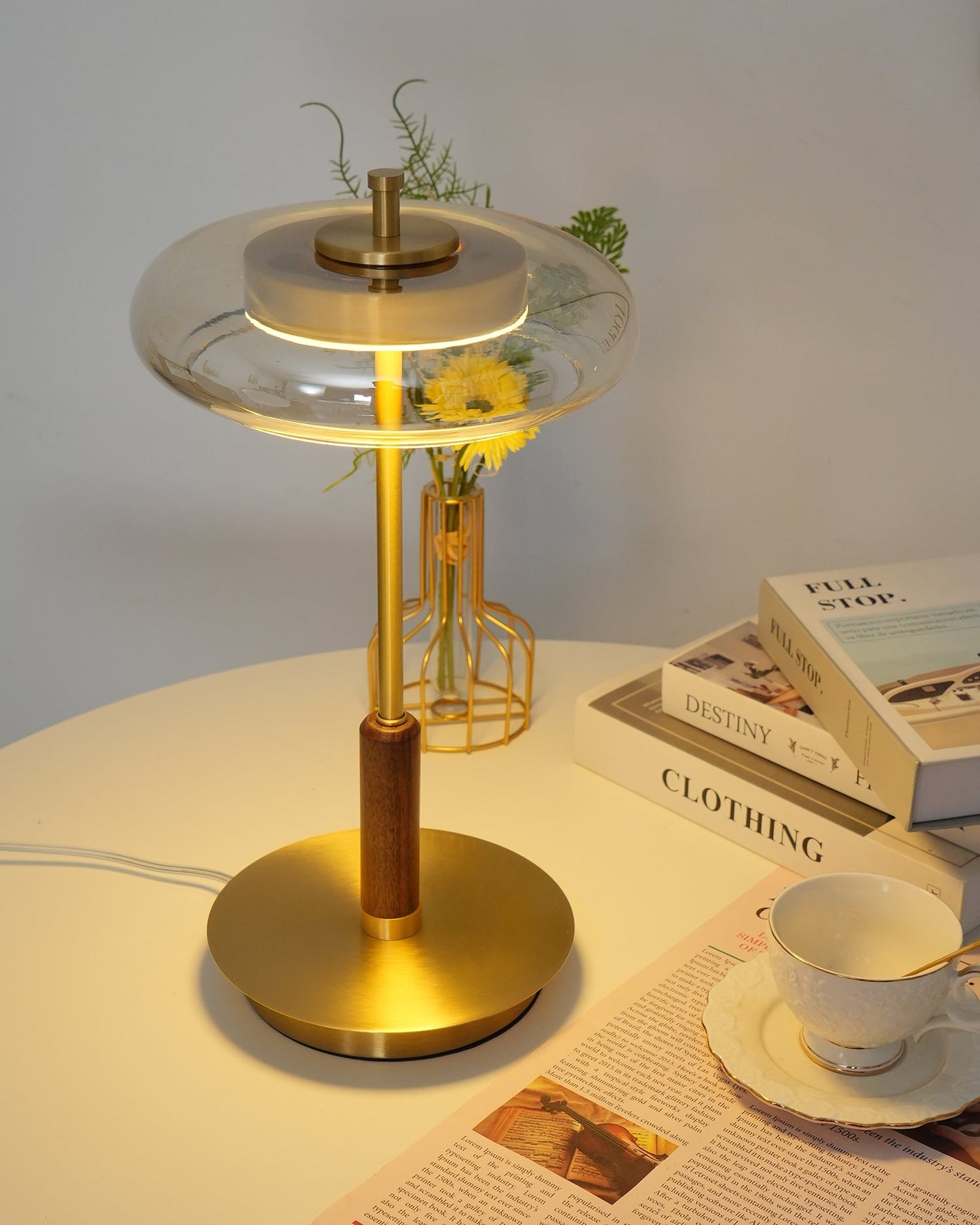 Auriane Glas-LED-Tischleuchte mit Messingsockel-Design