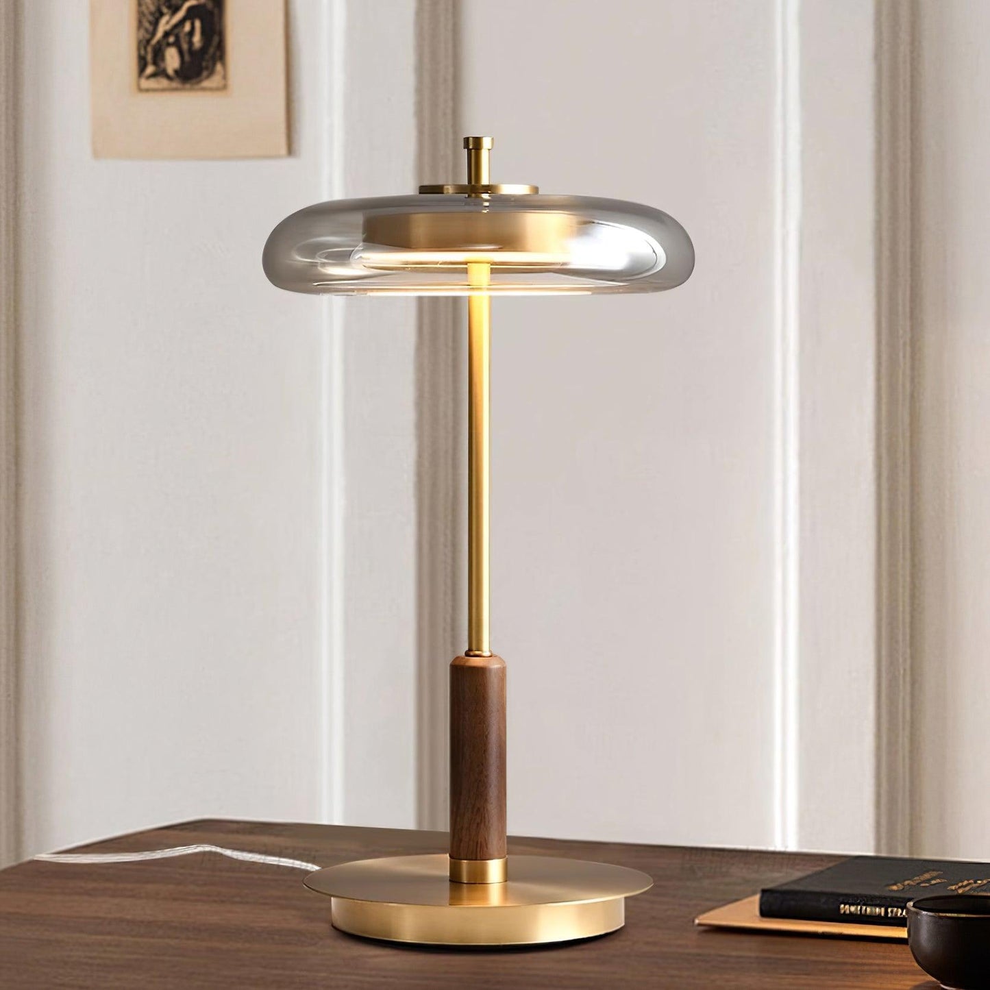 Auriane Glas-LED-Tischleuchte mit Messingsockel-Design
