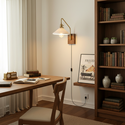 Amélie Retro Plug-in Wandlampe mit Walnuss- und Glasdesign