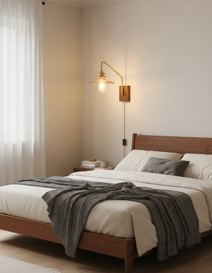 Amélie Retro Plug-in Wandlampe mit Walnuss- und Glasdesign