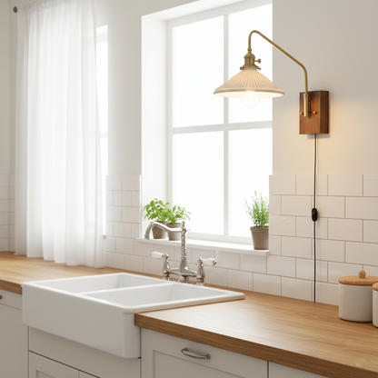 Amélie Retro Plug-in Wandlampe mit Walnuss- und Glasdesign