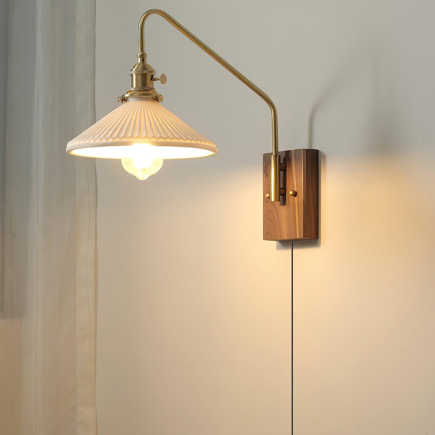 Amélie Retro Plug-in Wandlampe mit Walnuss- und Glasdesign