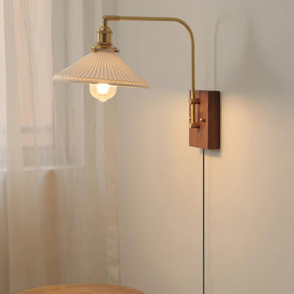 Amélie Retro Plug-in Wandlampe mit Walnuss- und Glasdesign
