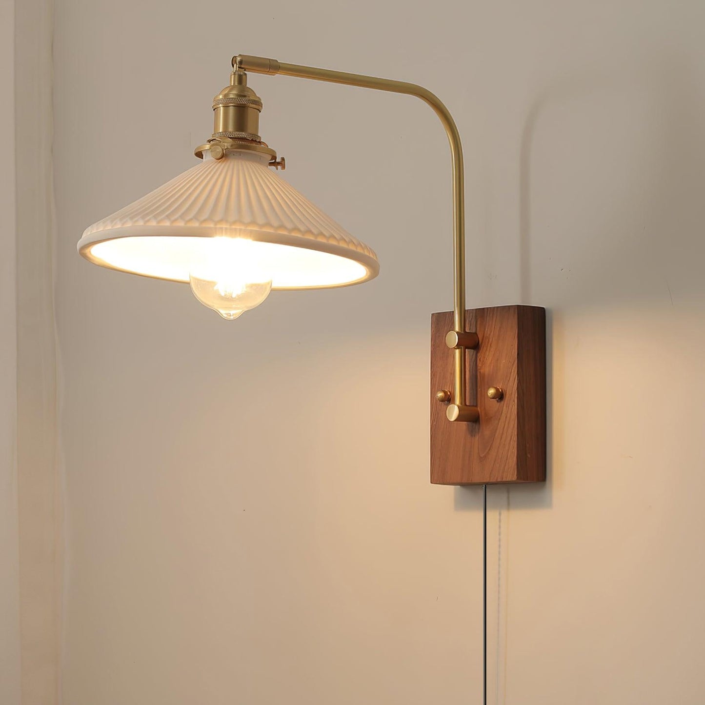 Amélie Retro Plug-in Wandlampe mit Walnuss- und Glasdesign
