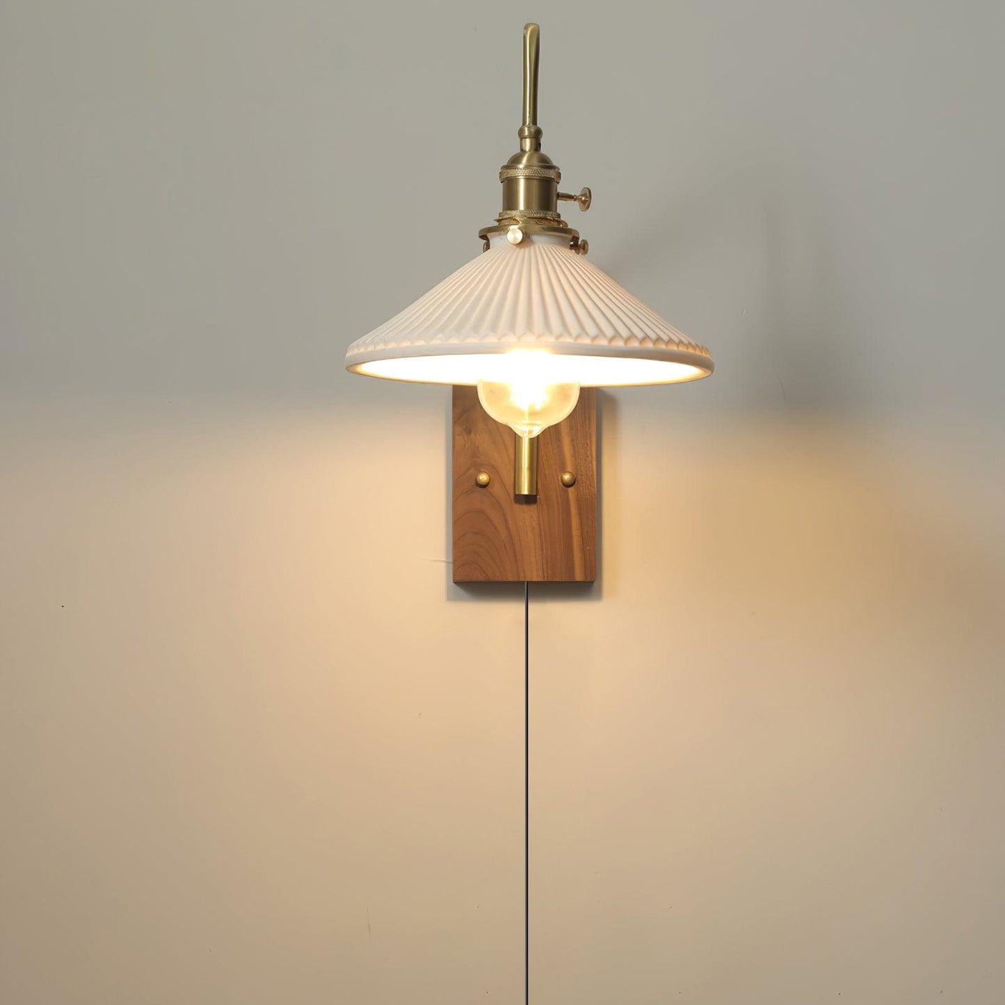 Amélie Retro Plug-in Wandlampe mit Walnuss- und Glasdesign