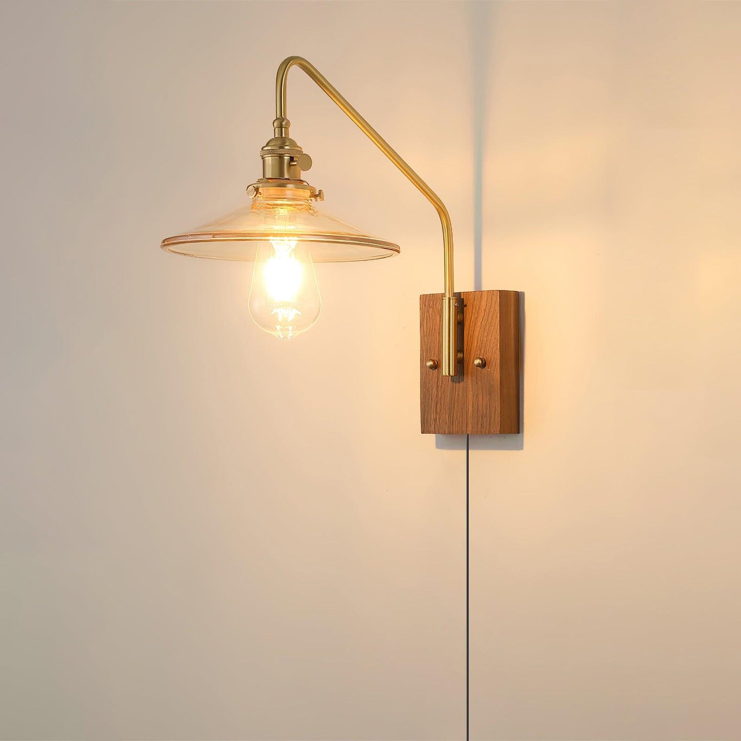 Amélie Retro Plug-in Wandlampe mit Walnuss- und Glasdesign
