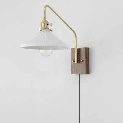 Amélie Retro Plug-in Wandlampe mit Walnuss- und Glasdesign