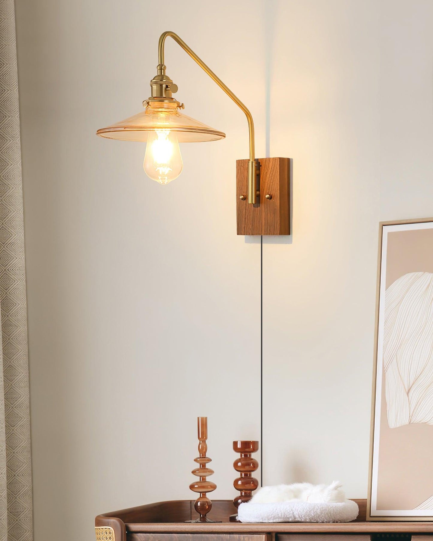 Amélie Retro Plug-in Wandlampe mit Walnuss- und Glasdesign