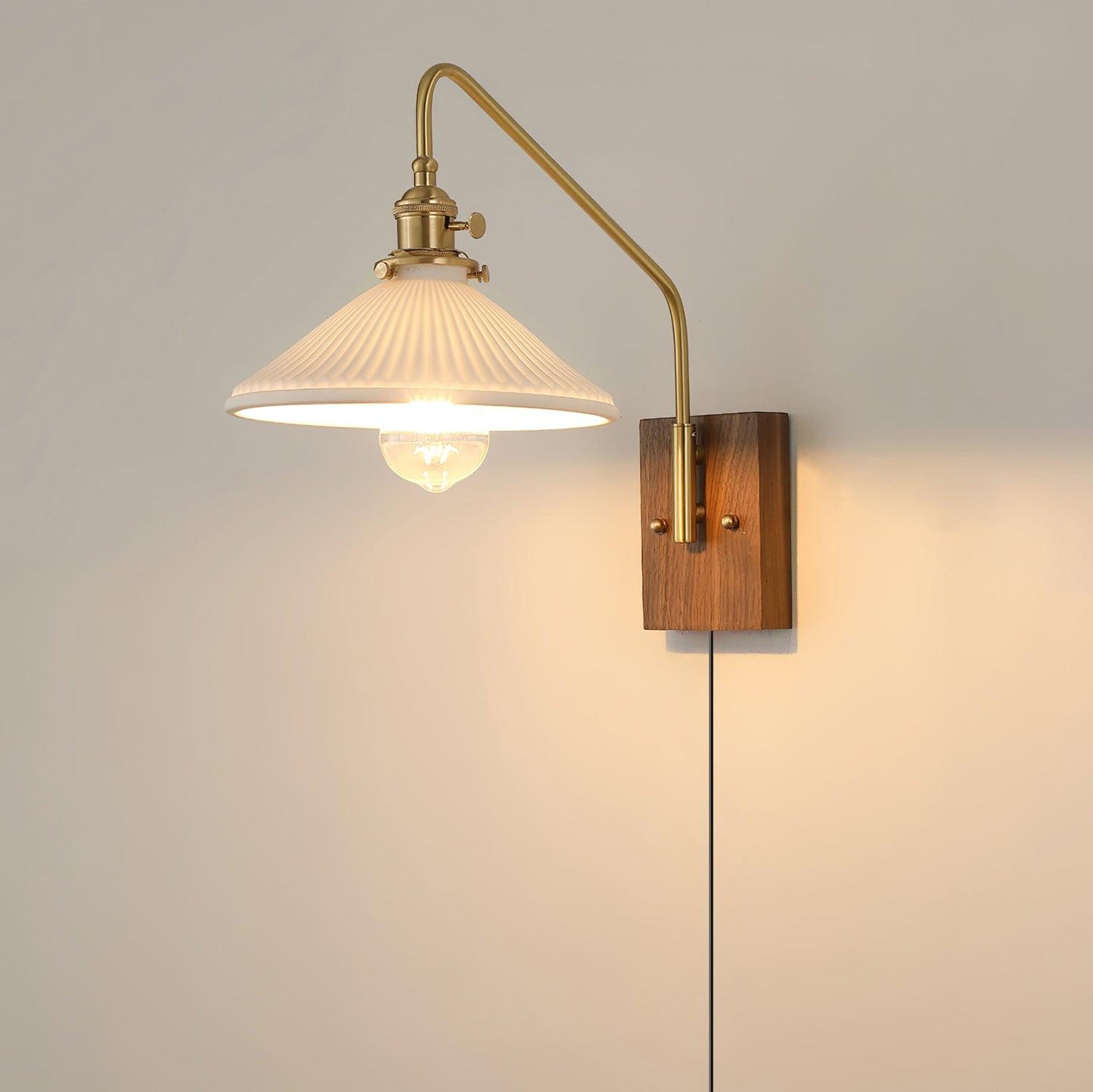 Amélie Retro Plug-in Wandlampe mit Walnuss- und Glasdesign