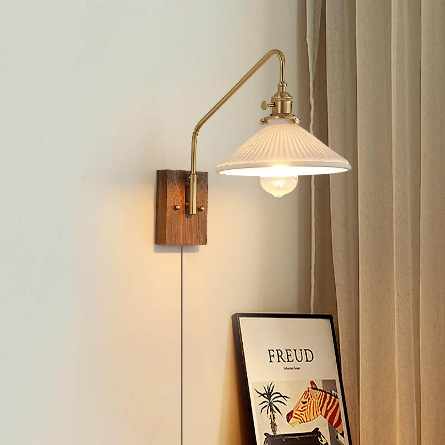 Amélie Retro Plug-in Wandlampe mit Walnuss- und Glasdesign