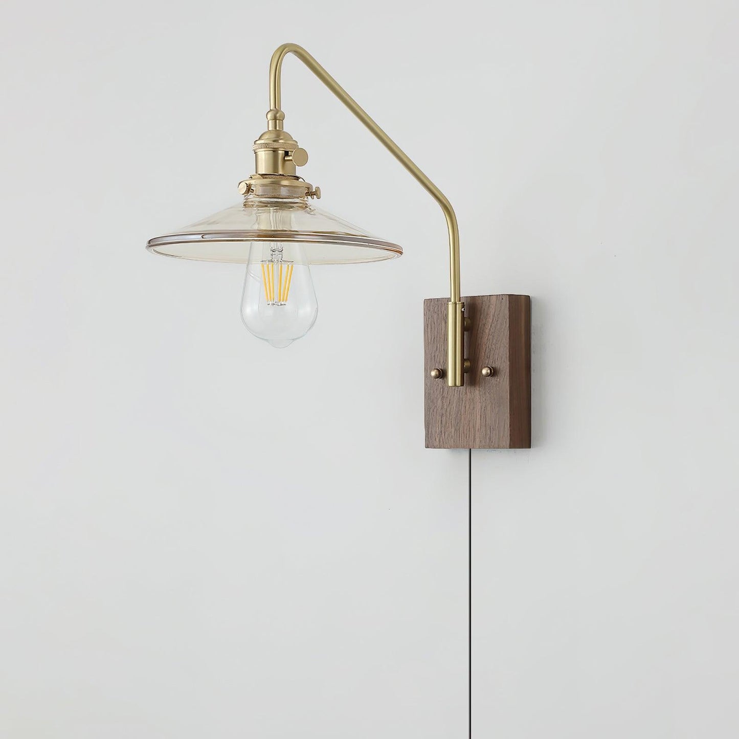 Amélie Retro Plug-in Wandlampe mit Walnuss- und Glasdesign
