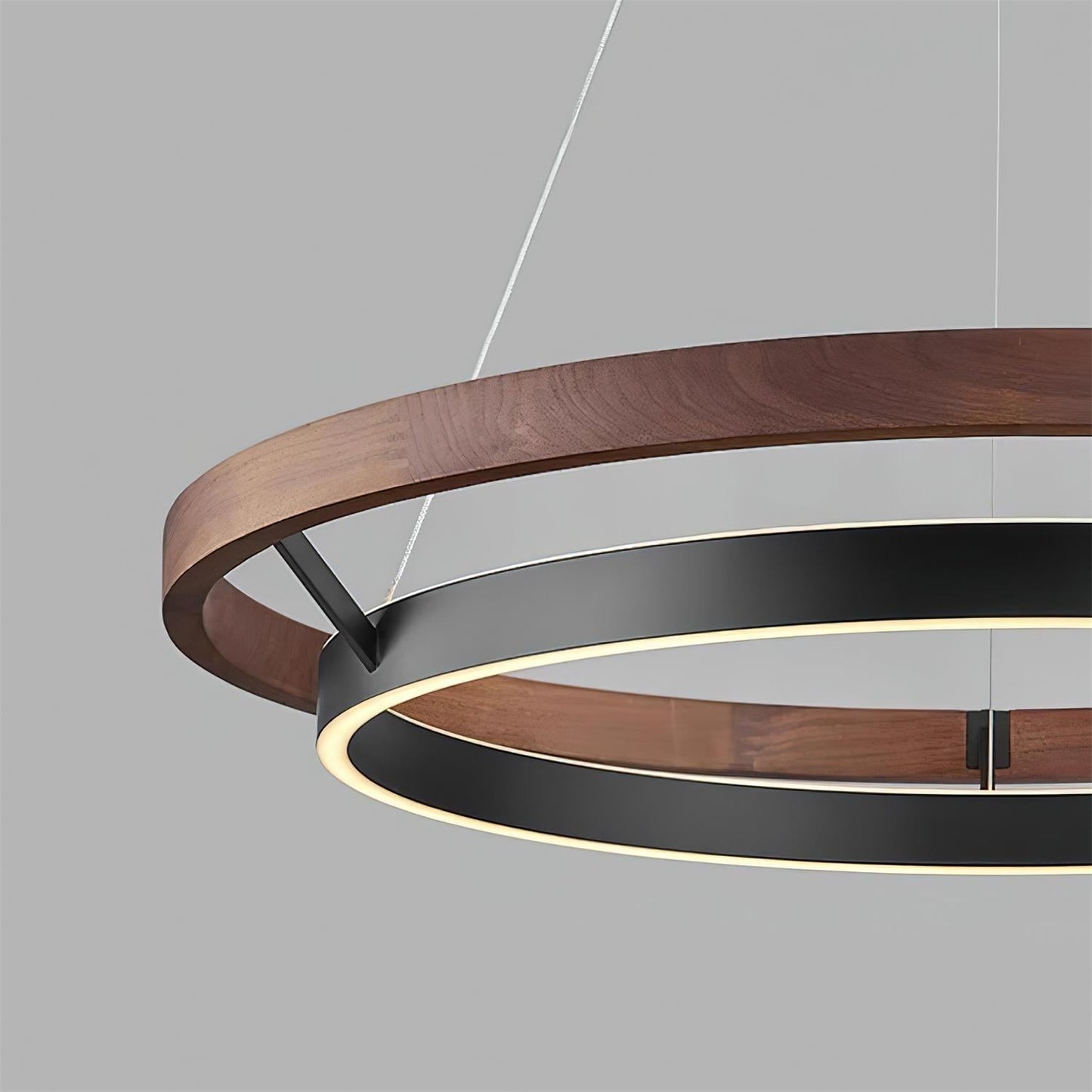 Chloé Ring-Kronleuchter, zwei Holzringe mit integriertem LED-Licht