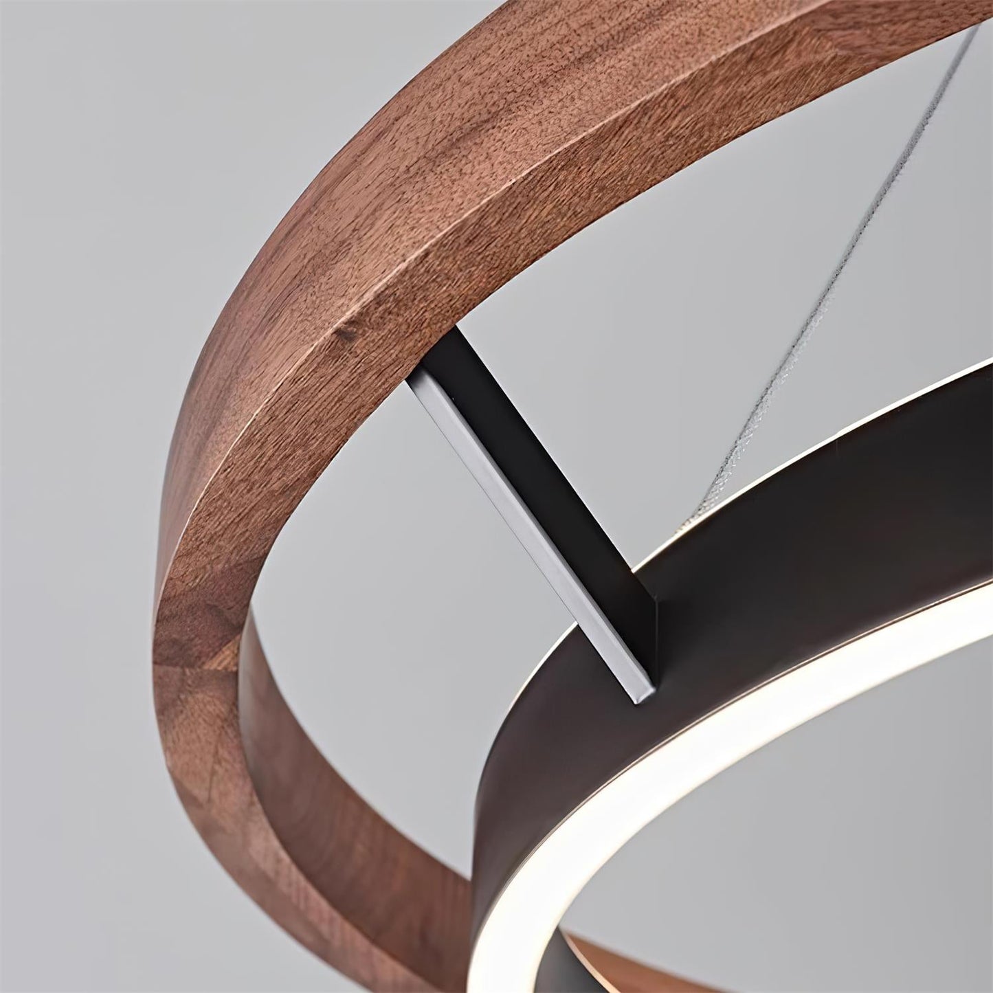 Chloé Ring-Kronleuchter, zwei Holzringe mit integriertem LED-Licht